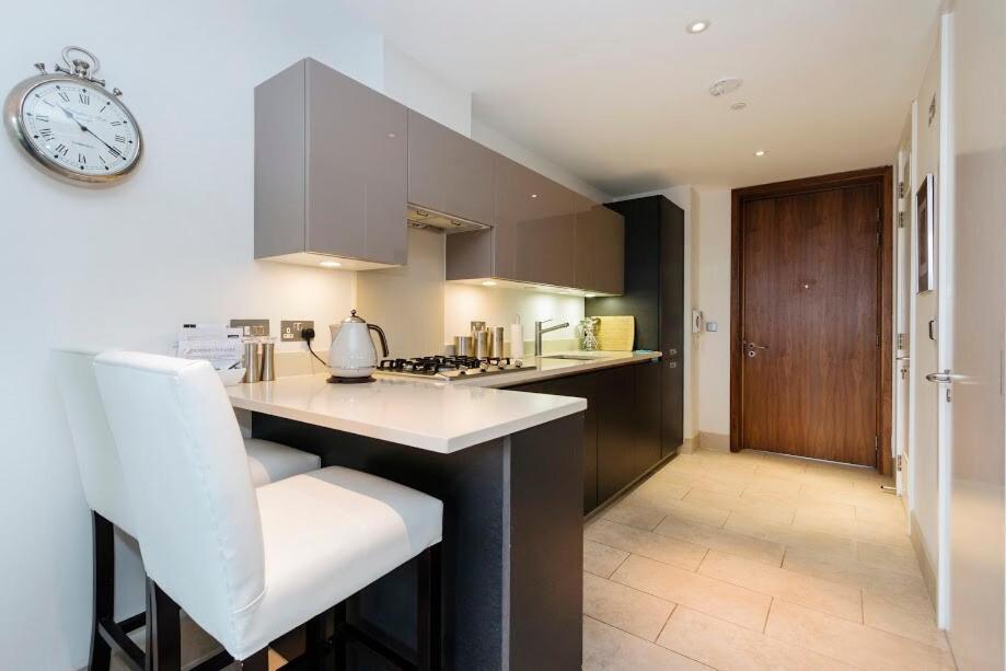 Elegant Penthouse Retreat Near Bridgecheckhostprofile Londra